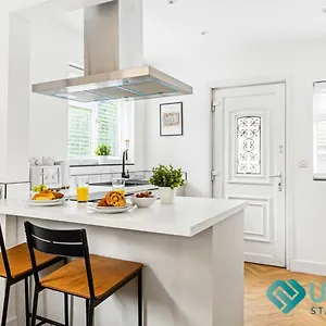 Modern 4Br House - Near City Hospital, Sherwood, Clinton Market, Qmc & City Centre - Sleeps 8 Apartment